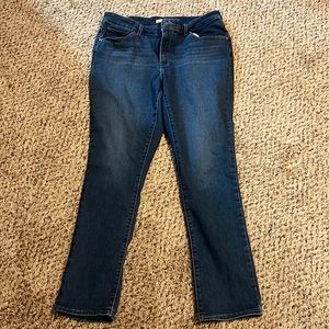 Women Levi’s. Classic mid rise skinny.